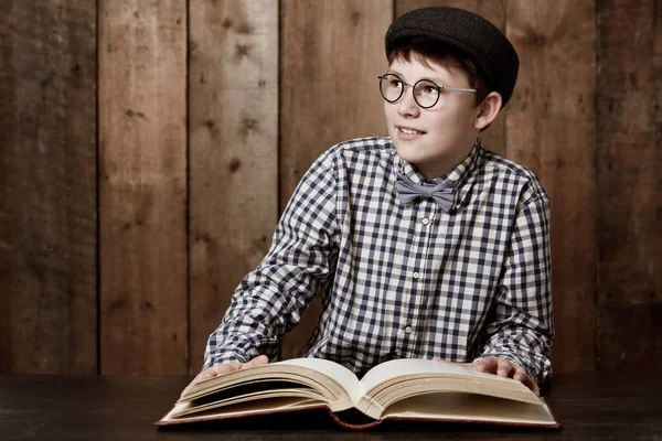 Pensar Que Ele Jovem Roupas Retrô Vestindo Óculos Lendo Livro — Fotografia de Stock