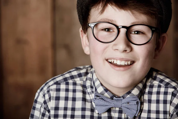 ポジティブでスマート 笑顔で眼鏡をかけレトロな服を着た少年のトリミングされた肖像画 — ストック写真