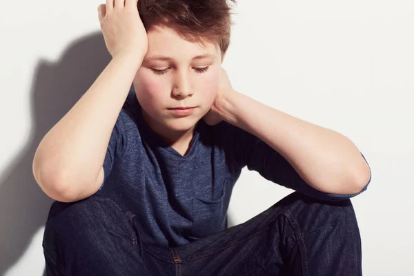 Bojuje Dětskou Depresí Mladý Předpubertální Chlapec Sedí Bílém Pozadí Vypadá — Stock fotografie