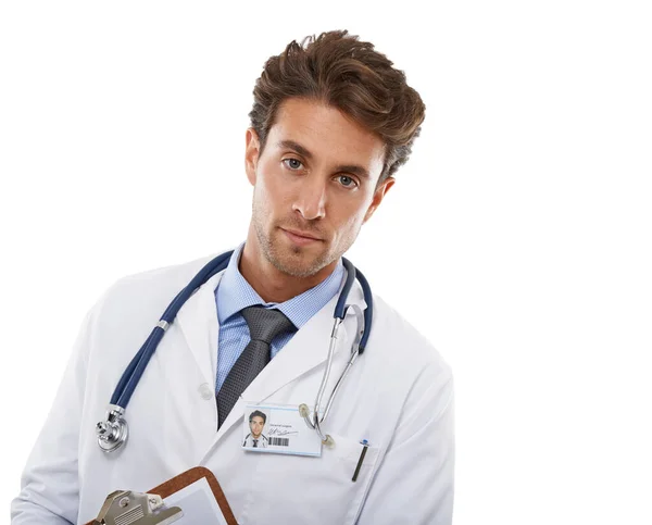 彼はあなたの健康を真剣に考えている クリップボードを持っている本格的な若い医療専門家のスタジオショット — ストック写真