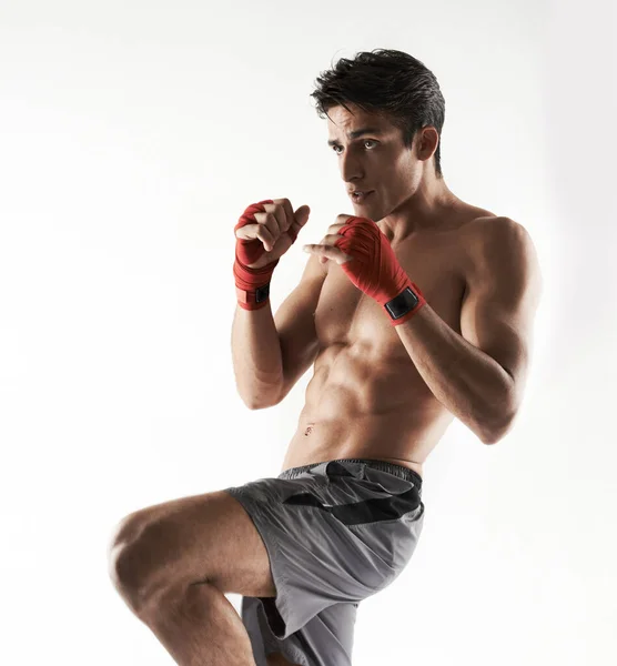 Připraven Akci Pohledný Mladý Kickboxer Studiu — Stock fotografie