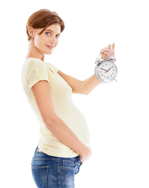 白い背景に隔離されながら時計を見せる美しい妊婦 — ストック写真