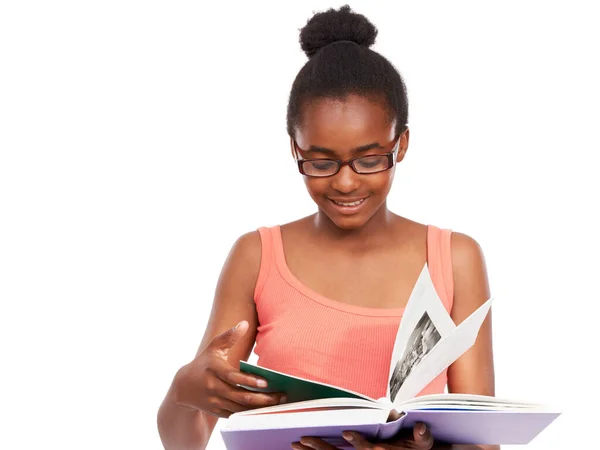 読書の喜び スタジオショットの若いアフリカ系アメリカ人の女の子の本を読んで 白に隔離された眼鏡をかけて — ストック写真