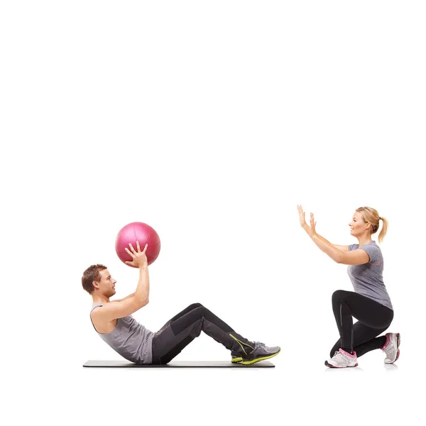 运动是有趣的 男男女女互相传递药丸来锻炼腹肌 — 图库照片