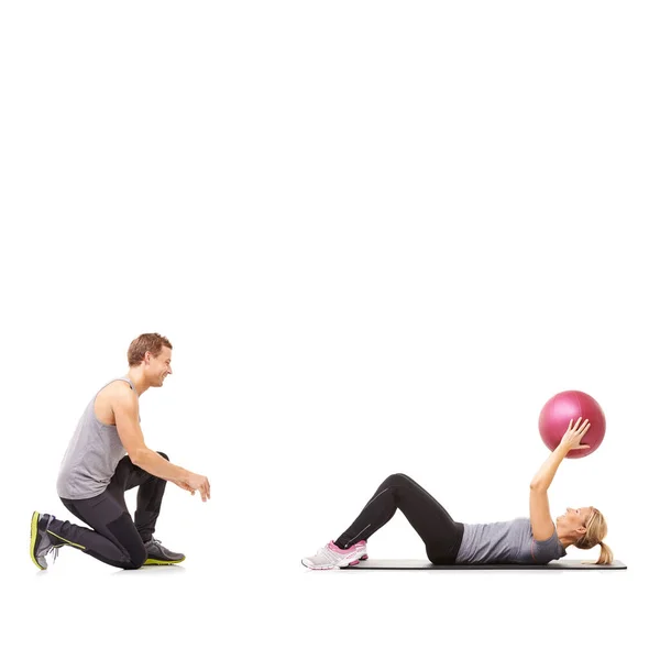 锻炼他们的腹肌男男女女互相传递药丸来锻炼腹肌 — 图库照片