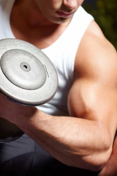 Concéntrate Los Bíceps Joven Musculoso Haciendo Ejercicio Gimnasio —  Fotos de Stock