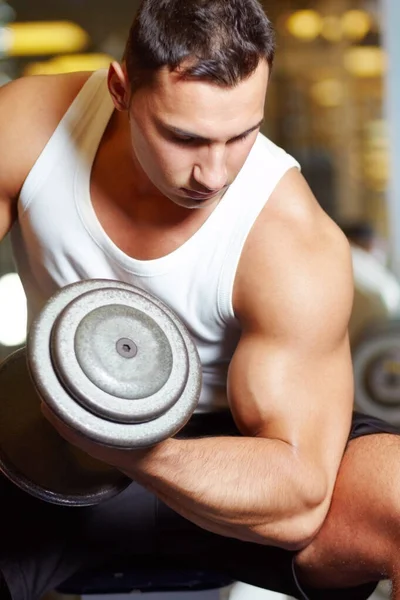 Fortaleciendo Sus Bíceps Joven Musculoso Haciendo Ejercicio Gimnasio —  Fotos de Stock