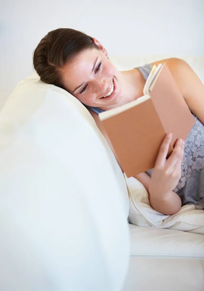 Догоняю Чтение Молодая Женщина Читающая Книгу Лежа Диване — стоковое фото