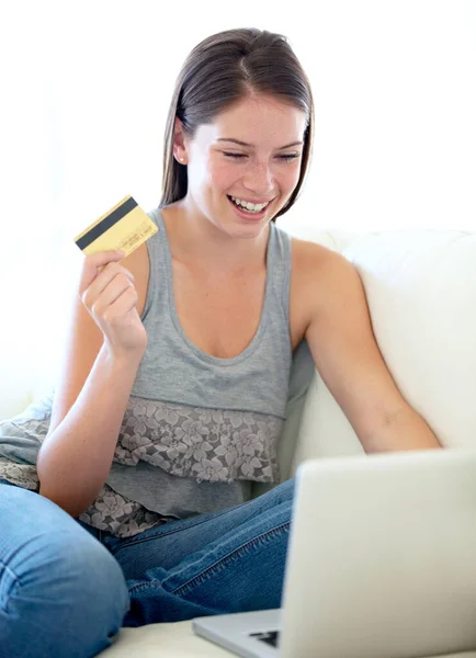 小売療法を受けてる 彼女のクレジットカードでオンラインショッピングをしている美しい若い女性 — ストック写真