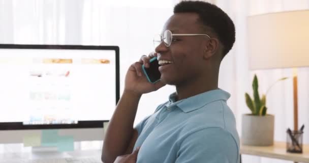 Счастливый Черный Мужчина Телефонный Звонок Улыбкой Сетевого Успеха Общения Консультирования — стоковое видео