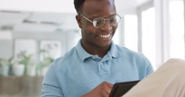 Hombre Negro Tableta Trabajo Desde Oficina Casa Sofá Sala Estar — Vídeo de stock