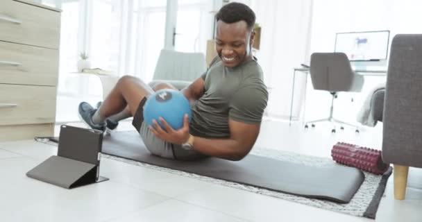 Tablet Thuis Man Met Medicijnbal Fitnesstraining Buiktraining Training Virtuele Les — Stockvideo
