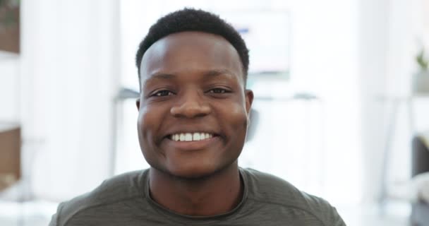 黑人男子 面部肖像和牙齿微笑在家里放松 快乐和享受生活与手持运动 尼日利亚的非洲男模思维积极 牙齿洁白 — 图库视频影像