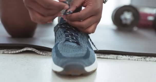 Tangan Tali Sepatu Mempersiapkan Olahraga Dan Latihan Manusia Latihan Kardio — Stok Video