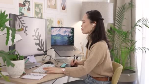 Εικονογράφηση Γραφείο Στο Σπίτι Και Γυναίκα Γραφίστας Ψηφιακή Σχέδιο Καλλιτέχνη — Αρχείο Βίντεο