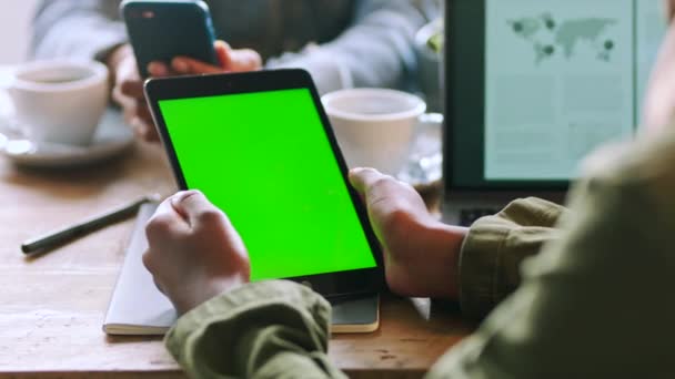 Manos Tableta Pantalla Verde Cafetería Para Marketing Digital Web Publicidad — Vídeos de Stock