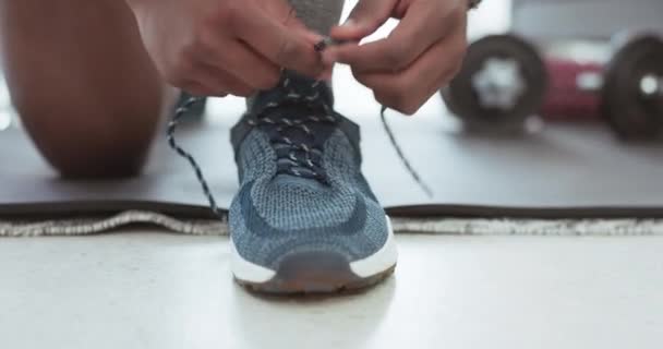 人的手 鞋带和家庭运动促进健康 健康和地面健康 以实现体育目标或自我照顾 开始训练 跑步或在地板上系鞋带用的鞋子 — 图库视频影像