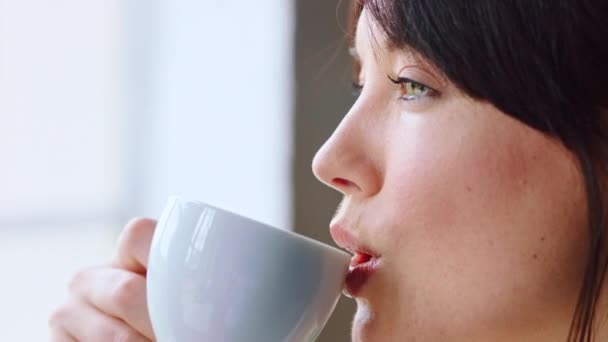 Cara Chá Pensar Com Uma Mulher Bebendo Uma Bebida Uma — Vídeo de Stock