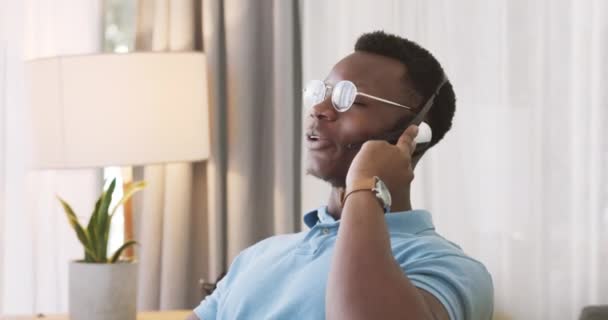 Τηλέφωνο Κλήσης Χαρούμενος Μαύρος Άνδρας Χαμόγελο Για Δικτύωση Επικοινωνία Τηλεμάρκετινγκ — Αρχείο Βίντεο