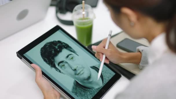 サイバーセキュリティソフトウェアに取り組む従業員とのデジタルアーティスト 顔認識 タブレット メディアを使用したスタジオで女性の肖像デザイナーの創造的な代理店 鉛筆画とAiデザイン — ストック動画