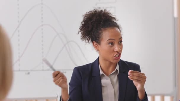 黑人女性和领导者在会议上为销售增长 营销策略和职位介绍发言 女企业家 女企业家和女导师培训 研讨会或讲习班上的谈话 — 图库视频影像