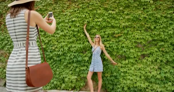 Freundinnen Reisen Und Handy Selfie Von Frauen Mit Naturblätterhintergrund Für — Stockvideo