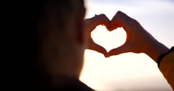 Καρδιά Αγάπη Και Χέρια Μιας Γυναίκας Ηλιοφάνεια Ελευθερία Και Ειρήνη — Αρχείο Βίντεο