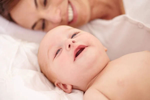 Sweet Little Smile Happy Little Baby Lying Next Its Mother — Stock Photo, Image