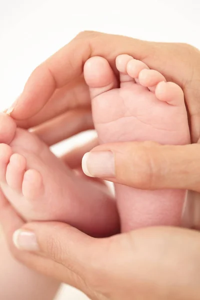 小さな足を踏みにじる クロップアップショットの母保持彼女の赤ん坊の足 — ストック写真
