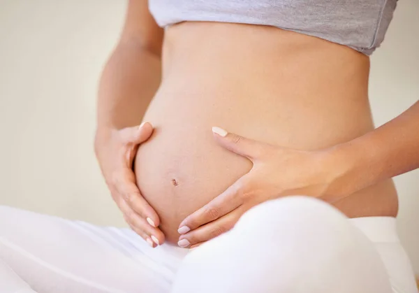 带着新生活的希望一个孕妇抱着肚子的剪影 — 图库照片