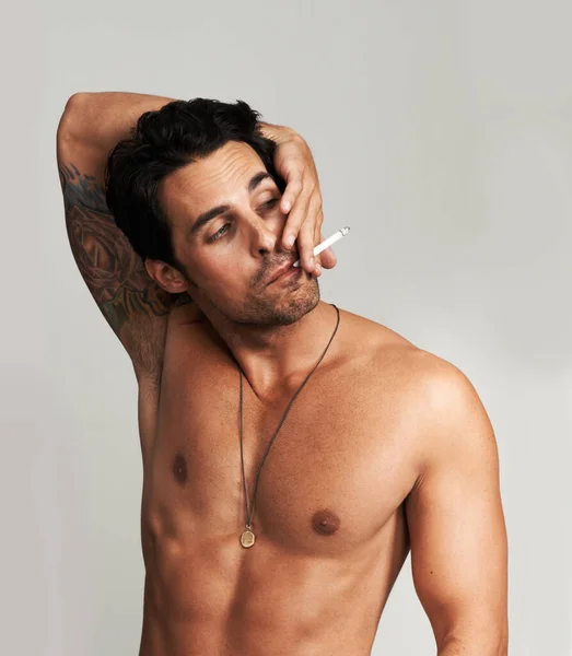Son Habitude Emmêle Jeune Homme Torse Fumant Une Cigarette — Photo