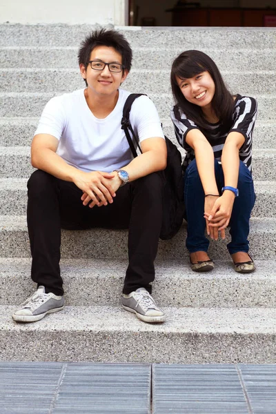 Livet College Grymt Porträtt Två Asiatiska Collegestudenter Som Sitter Trappa — Stockfoto
