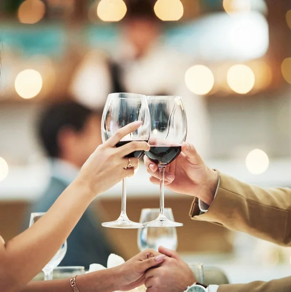 Vinho Tinto Mãos Data Com Brinde Restaurante Para Celebração Aniversário — Fotografia de Stock