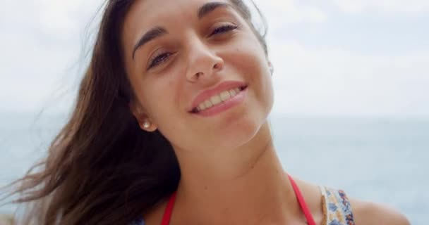 Faccia Bellezza Sorriso Donna Spiaggia Vacanza Estiva Vacanza Con Vento — Video Stock
