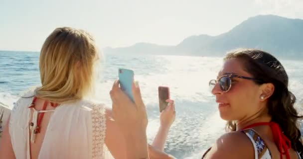 Yacht Τηλέφωνο Φίλοι Μια Παραλία Λάβει Selfie Για Ταξιδιωτικό Blog — Αρχείο Βίντεο
