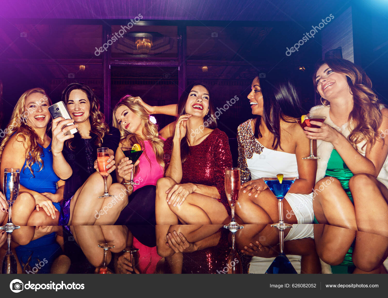 친구들 나이트 클럽에서 행사를 칵테일을 마시는 디스코 친구들 클럽에 즐겁거나 — 스톡 사진 © PeopleImages.com  #626082052
