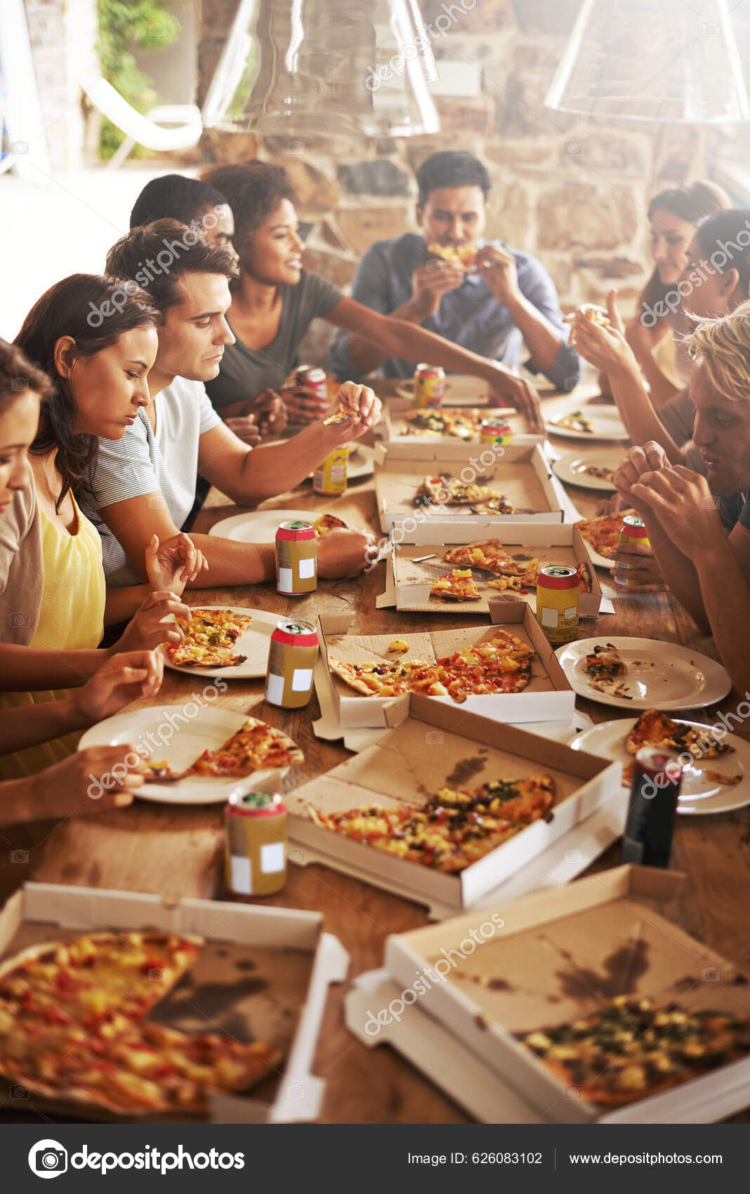 Festa Pizza Grupo Amigos Mesa Comendo Juntos Divertindo Unindo Comida —  Foto © PeopleImages.com #626083102