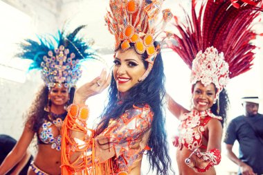 Brezilya, bir festival, etkinlik ya da kutlama sırasında dans etmek için açık havada bir kadın arkadaşla portre ve karnaval. Parti, Rio de Janeiro ve gelenek için dans eden kadın ve arkadaş grubuyla moda..