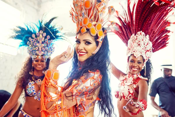 Brasilien Porträtt Och Karneval Med Kvinna Vänner Utomhus För Att — Stockfoto
