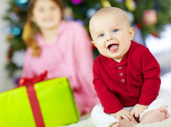 Різдво Святкування Дитина Подарунковою Коробкою Щасливе Свято Сімейна Традиція Підлозі — стокове фото