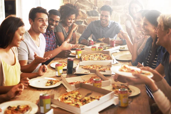 Restaurace Pizza Skupina Lidí Kteří Společně Jedí Prázdninovou Oslavu Narozeninovou — Stock fotografie