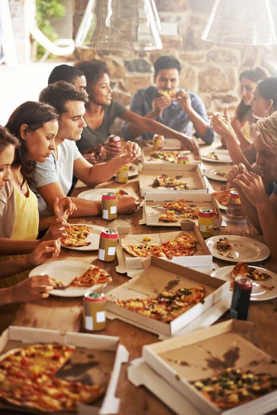 Вечірка Піца Група Друзів Столом Їдять Разом Розважаються Язуються Їжа — стокове фото