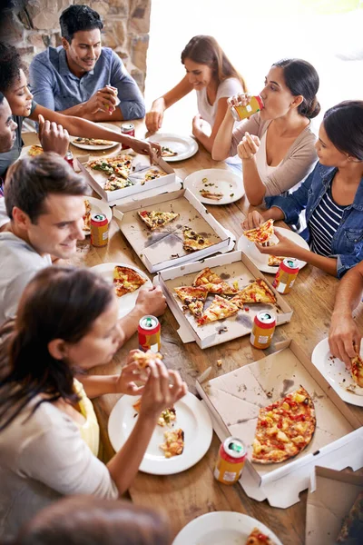 Pizza Restaurace Přátelé Party Stolu Jíst Spolu Sociální Komunikace Konverzace — Stock fotografie