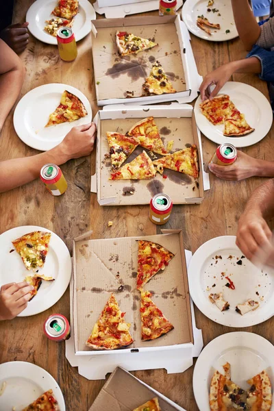 Restaurante Pizza Pessoas Mãos Com Alimentos Refrigerante Comer Para Celebração — Fotografia de Stock