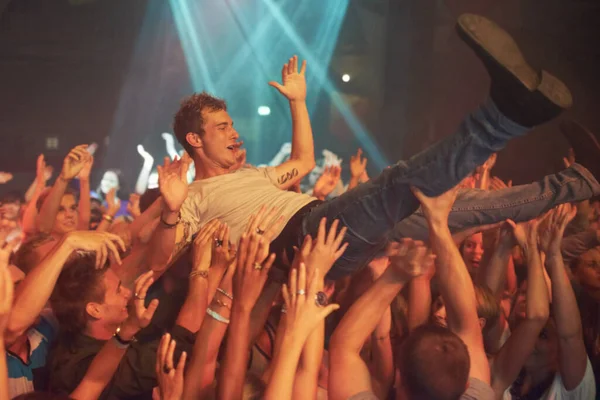 Musik Party Und Crowdsurfing Mit Männern Bei Konzerten Für Rock — Stockfoto