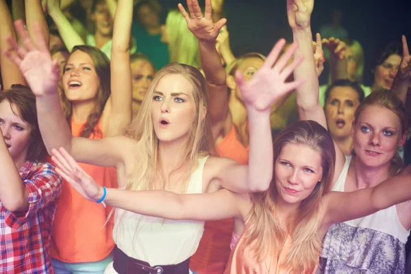 Vrouwen Handen Omhoog Dansen Muziekfestival Live Band Optreden Techno Rave — Stockfoto