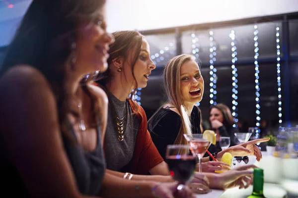 パーティーのお祝い エンターテイメント ハッピーアワー 社会的な新年イベントのためのクラブでの幸せな飲み物や友人 ナイトディスコ カクテル お祝いの夜のクラブでアルコールを持つ女性の肖像画 — ストック写真