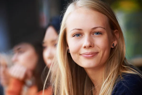 Tiener Meisje Gezicht Vrolijke Glimlach Outdoor Schoonheid Positieve Mindset Elegant — Stockfoto