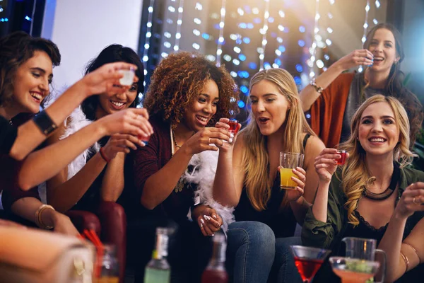 Festa Boate Amigos Com Bebidas Alcoólicas Para Comemoração Aniversário Noite — Fotografia de Stock