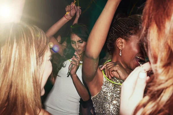 明るい楽しさ 若者やお祝いのための光る棒でナイトクラブのレイブでパーティーの女性とダンス 異人種間 イベントや幸せな人々が精力的な動きと音楽クラブで一緒に踊ります — ストック写真